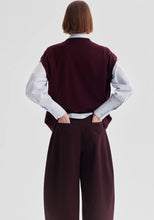 Load image into Gallery viewer, Jordan Crop Pant in Pinot