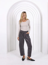 Load image into Gallery viewer, Leo Barrel Jeans Corduroy - Smoke Charcoal